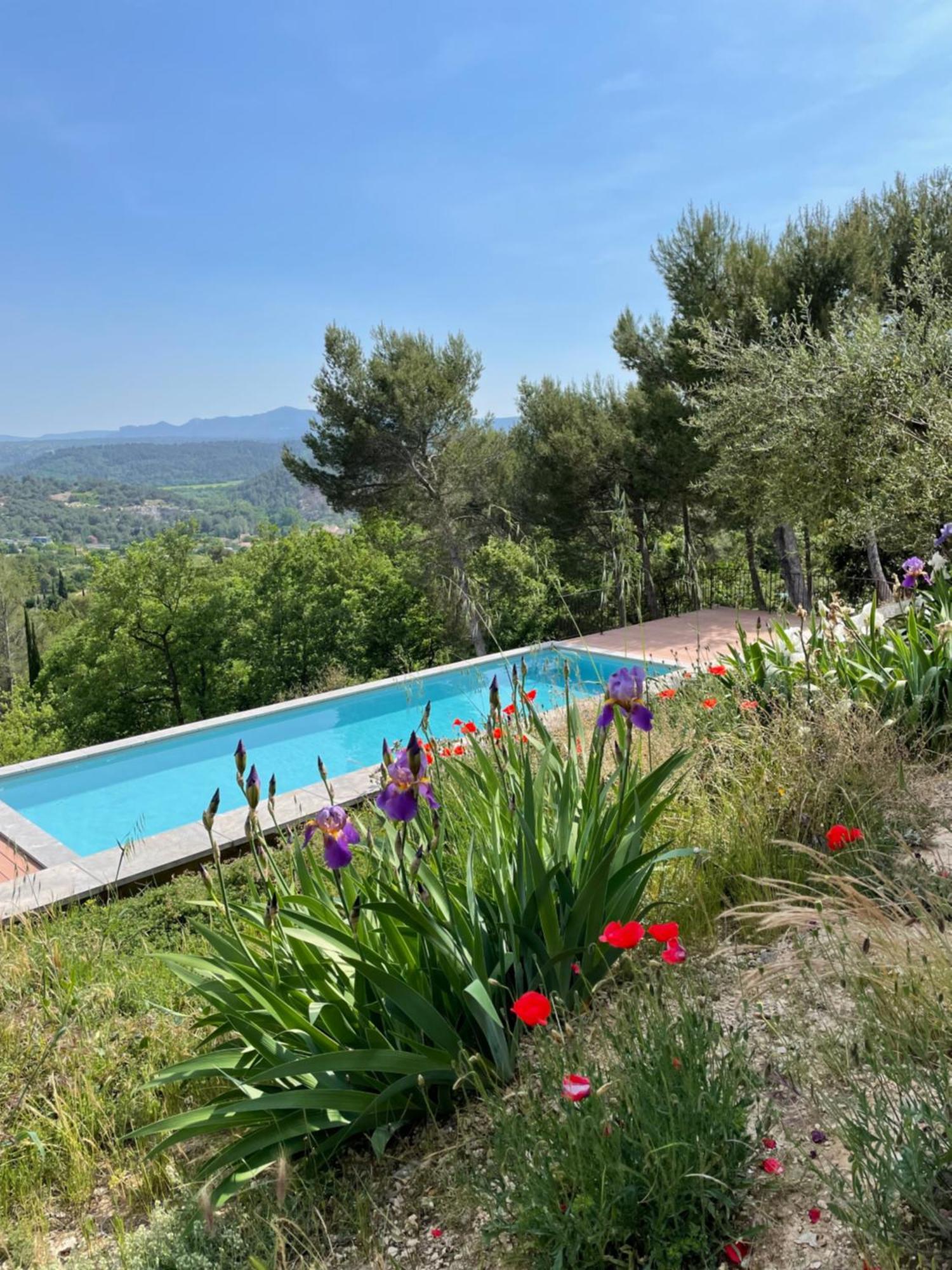 Villa Lumineuse Avec Piscine Clim 1Ere Etage Vue Panoramique Sur Les Montagnes Sur Le Site De La Sainte-Victoire Le Tholonet Exteriör bild